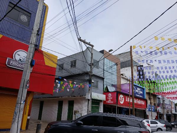 Prefeito de Serrinha alerta sobre excesso de fios na rede elétrica da cidade