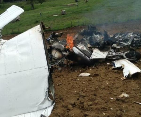 Avião de pequeno porte cai na zona rural de São Sebastião do Passé na Bahia.