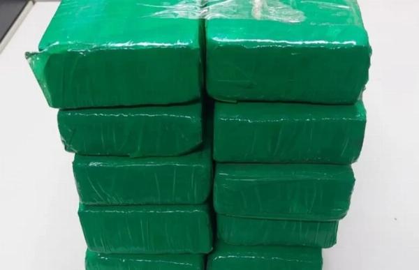 Policia apreende droga em veículo no Bairro do Tomba em Feira de Santana 